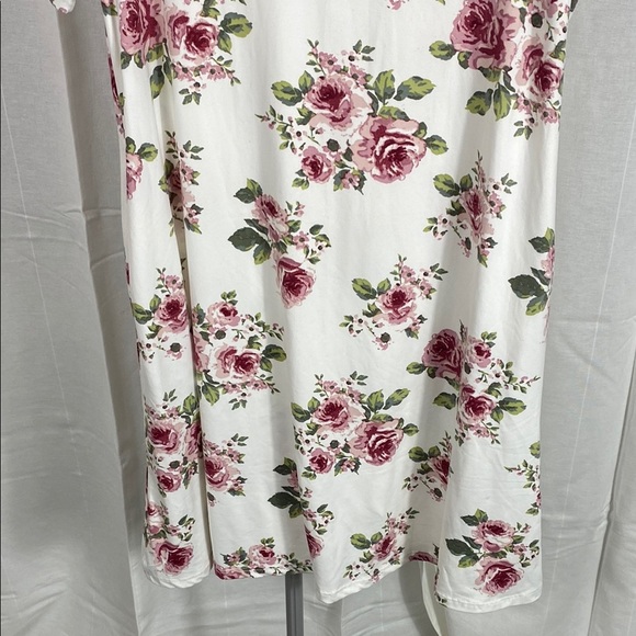 Floral Dress with Keyhole Neckline - Picture 2 of 6